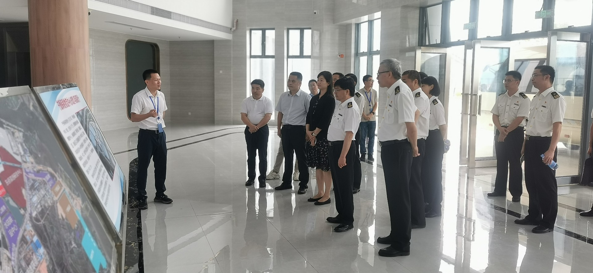 海關(guān)總署自貿(mào)司司長潘城一行蒞臨寧德國際物流中心項(xiàng)目調(diào)研，周桂芳拍攝1.jpg