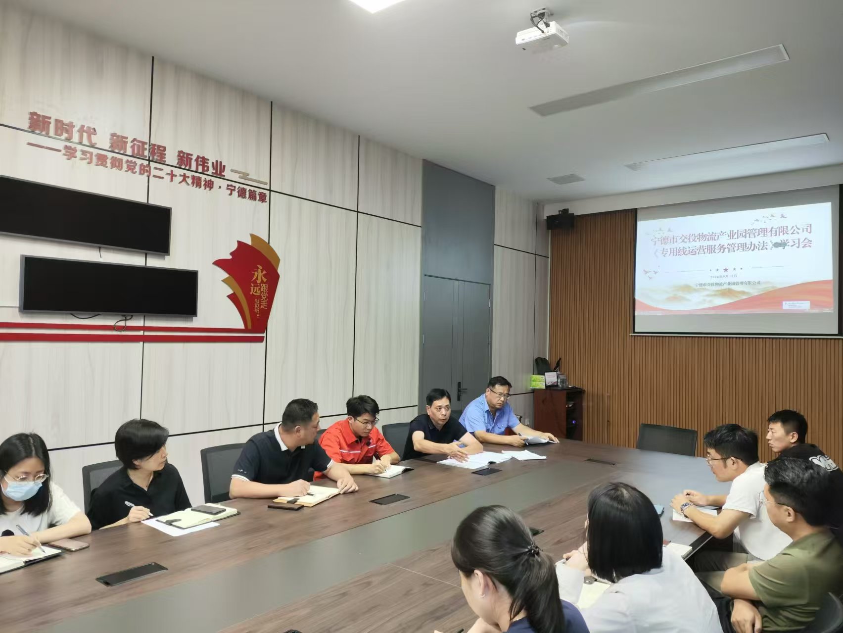 福州鐵路物流中心寧德鐵路物流營業(yè)部領(lǐng)導(dǎo)深入寧德陸港開展愛車宣傳活動，張長明拍攝.jpg